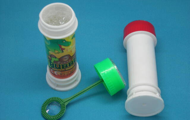 Soap bubble game with custom label image